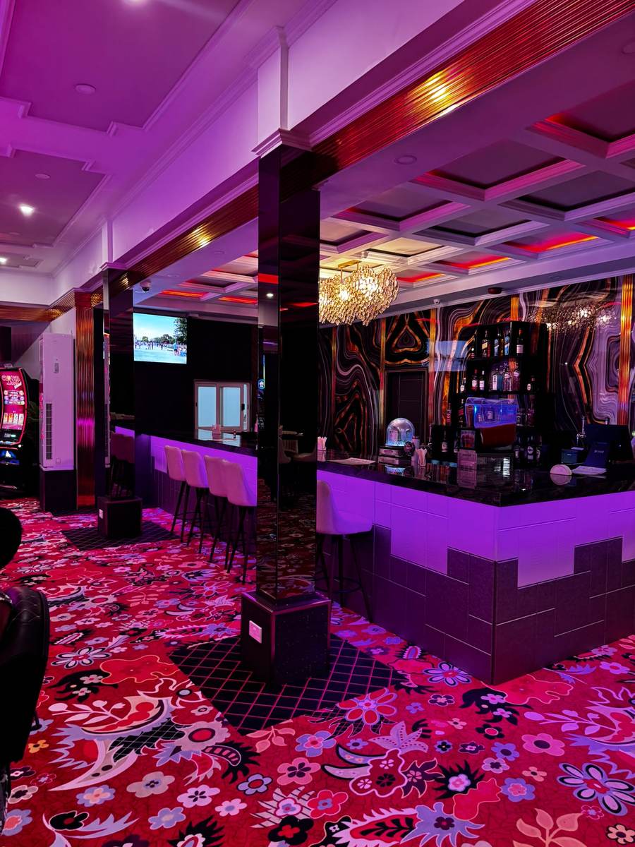 Royal Slots bar and lounge